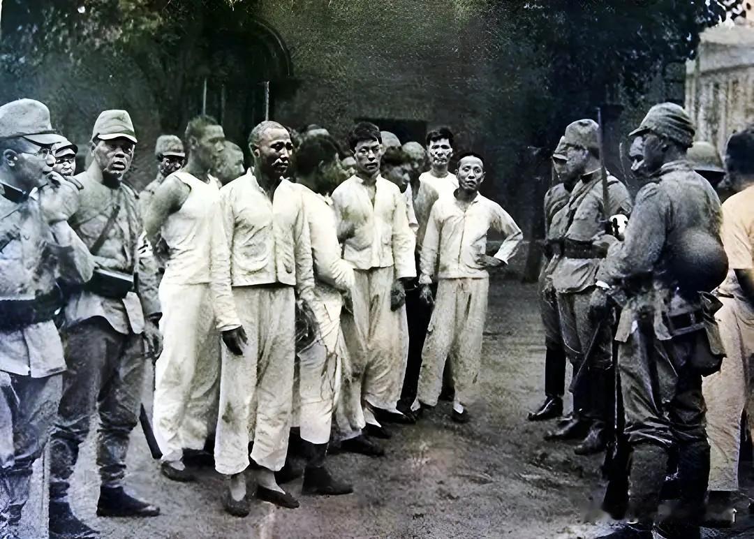 1955年5月，太原小东门外的赛马场，铁锹划破泥土的瞬间，白骨带着暗红色的血渍，