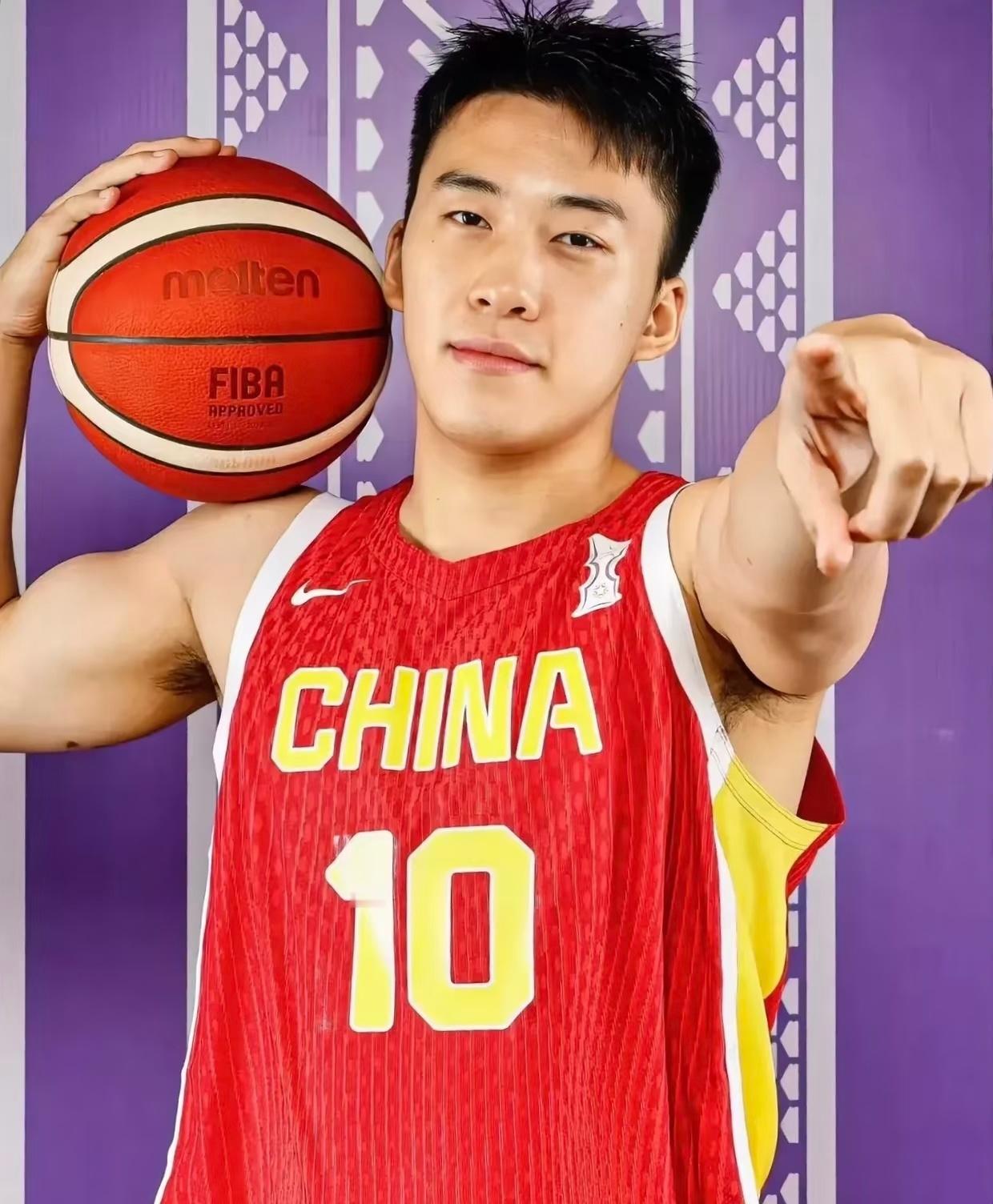 ！！！这个王俊杰不是山西队那个，是现在正随中国男篮打亚运会的国手前锋。21岁，2025年亚洲杯最佳前