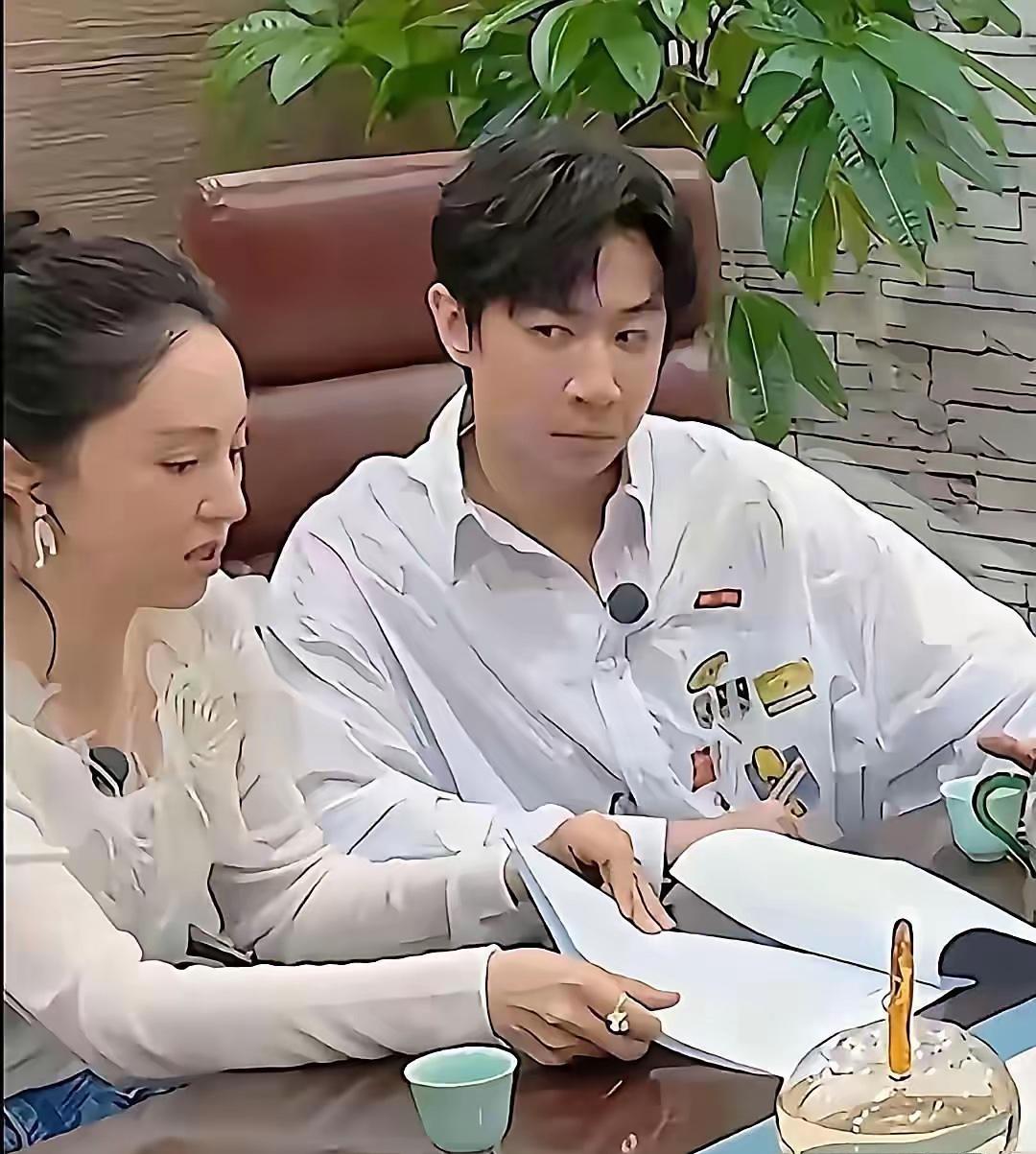 董璇跟张维伊说：“如果为了生娃我就不上班了，那你不仅要养我和酒窝，还得养我爸妈—