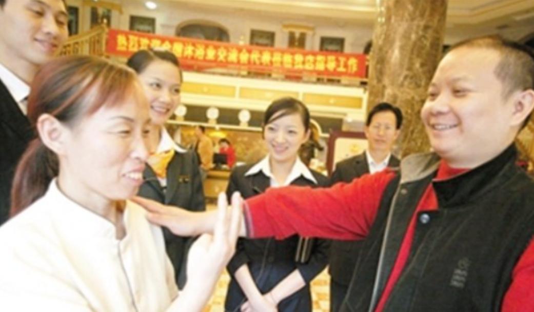 2008年冬天，重庆一场年会上，郭家富给一百多名老员工支付江景房首付，又送出十几