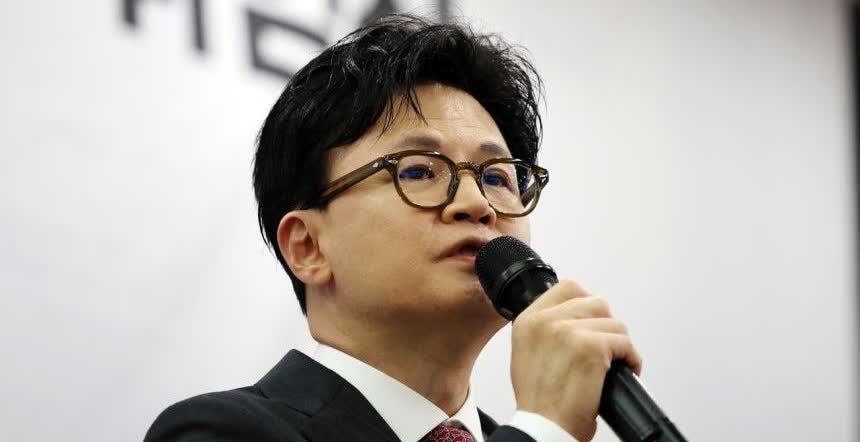 韩东勋：“再大的荣耀，我也要阻止非法戒严”国民力量党前代表韩东勋21日表