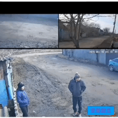 乌军征兵办失算了，乌克兰人公布一段民众房前视频，老两口在门口晒太阳，突然征兵面包