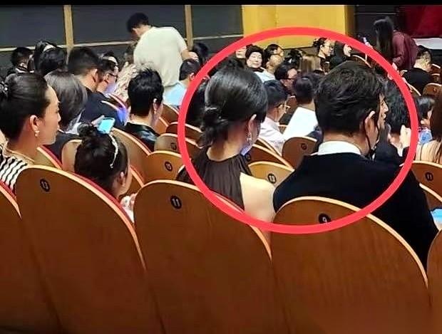 总算明白唐嫣为啥参加女儿一个学校活动，要拿出走红毯的阵仗了。那地方，据说一年学