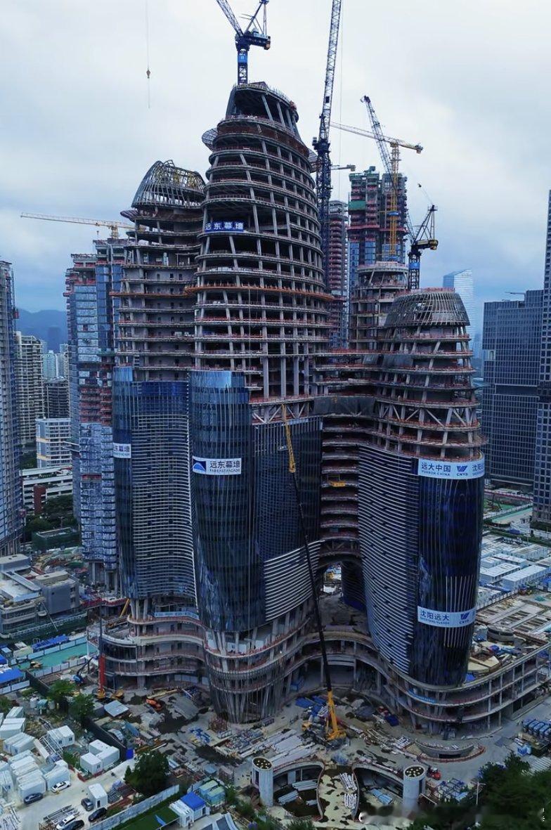 位于深圳湾超级总部基地的OPPO全球总部大厦（欧加大厦）具有强烈的未来科技感，该项目由国际顶尖的扎哈