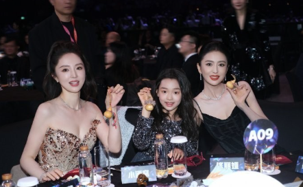 我敢肯定的说董璇女儿小酒窝娱乐圈这碗饭她是吃定了。不是因为她妈妈是董璇，而