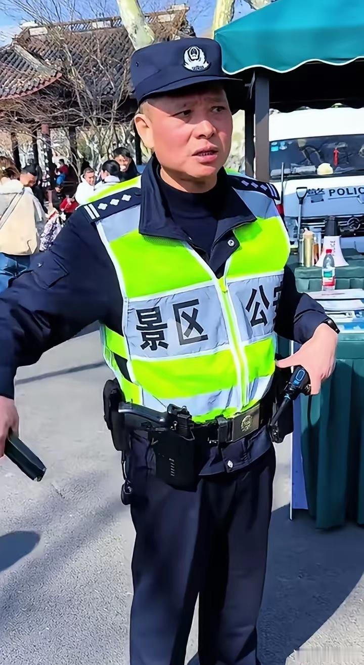 手枪里是有子弹的大年初一，杭州民警在西湖岸边执勤巡逻，维护着节日里的一方平安，对