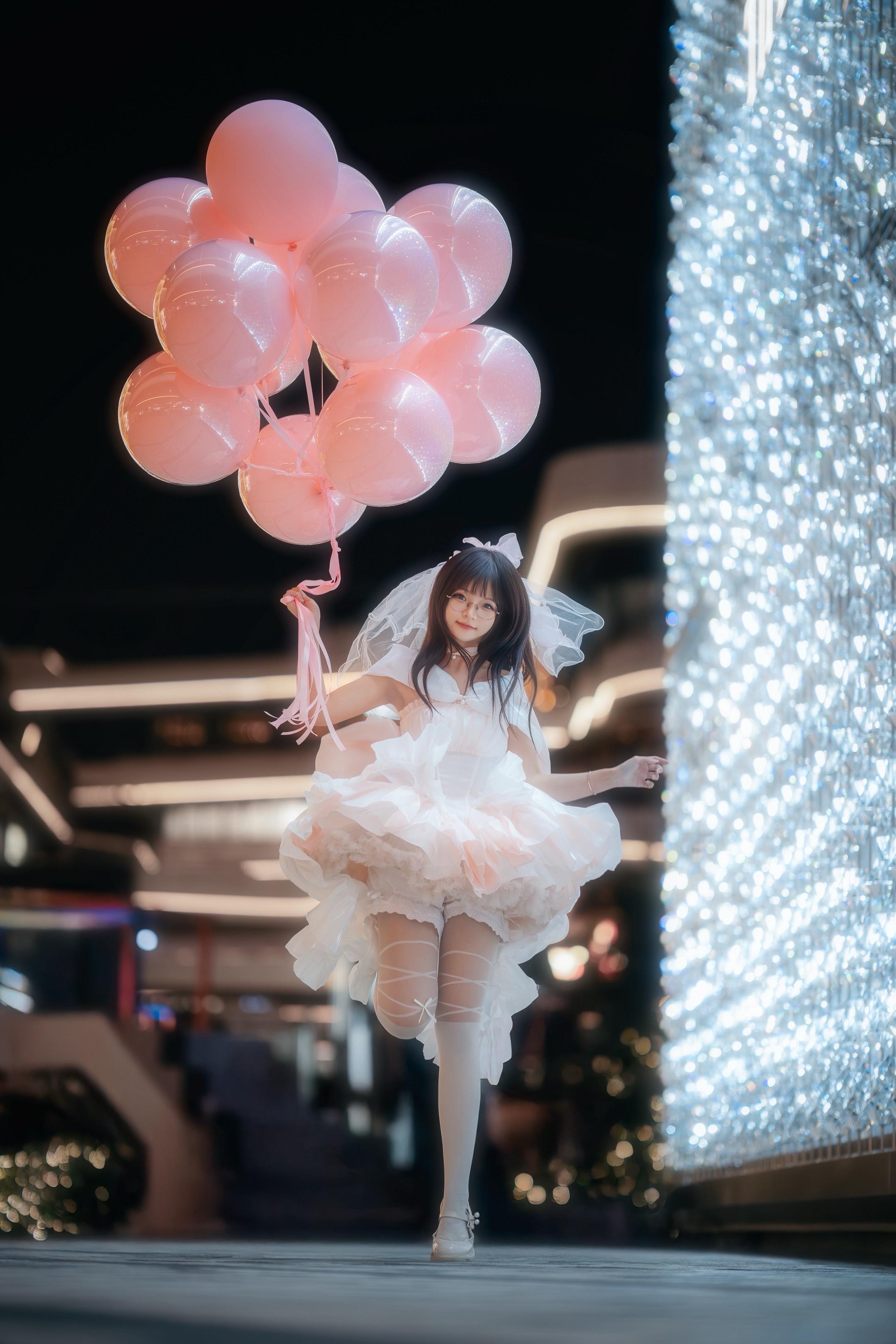 长得一般 但氛围感绝了。