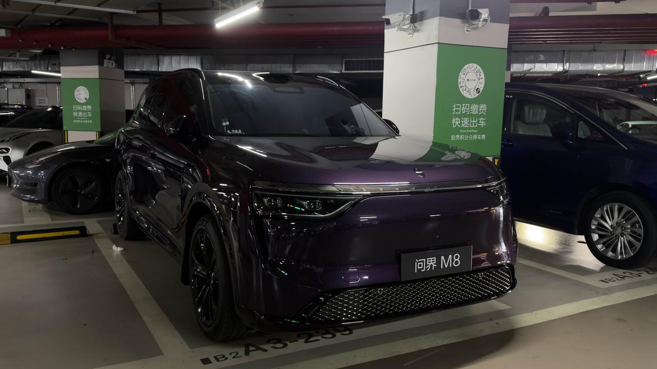 在商场地下车库看到一台问界M8夜紫配色和尊界S800云境银紫配色，都是没上牌的新