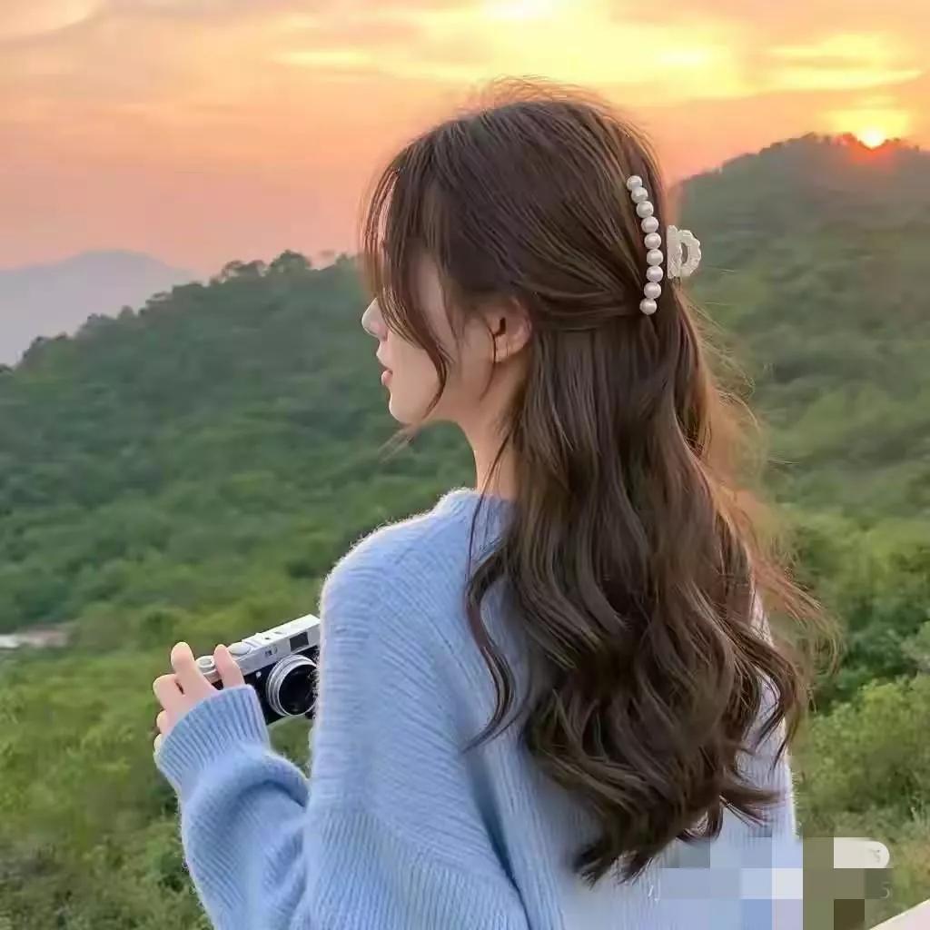 日落下的少女，捕捉最美瞬间秋日少女照夜景气质少女自然光下少女江边日落少女