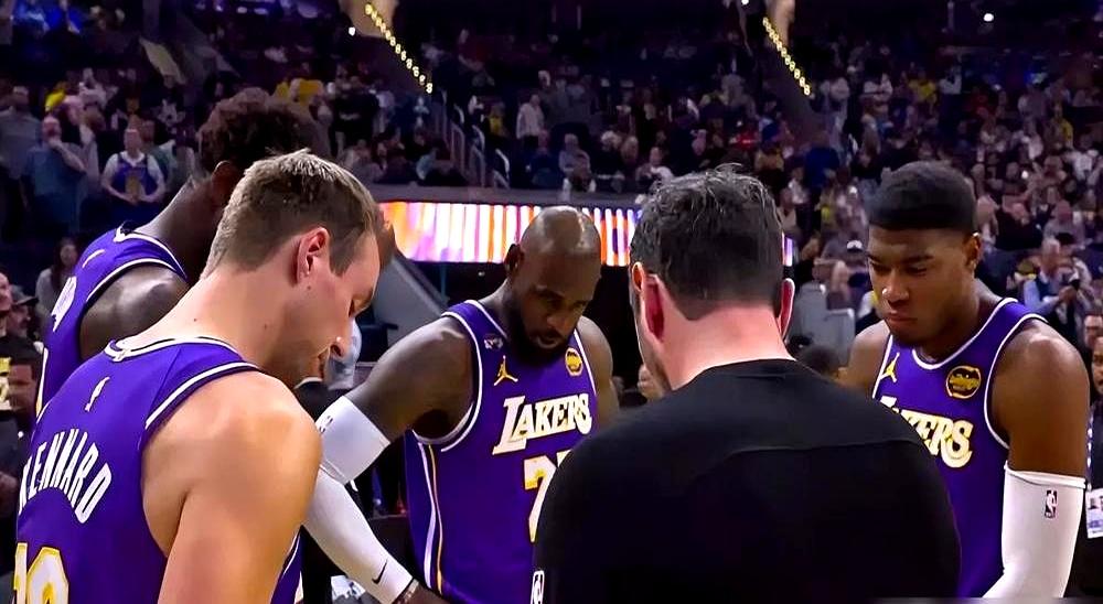 NBA史上首次父子双向助攻诞生！41岁的勒布朗·詹姆斯，和儿子布朗尼在湖