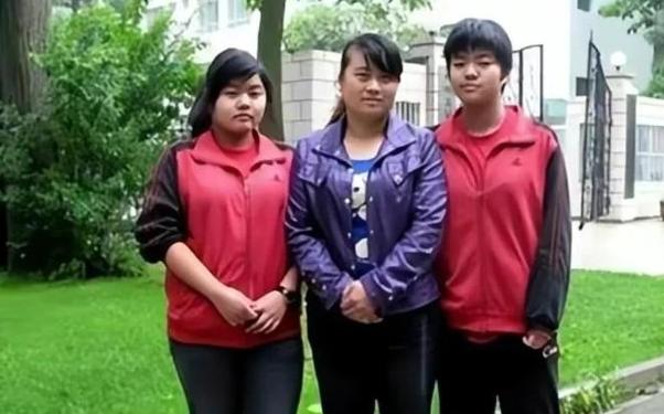 1999年，贵州19岁保姆带着被雇主遗弃的6岁双胞胎投奔娘家，父亲却嫌丢人，将她