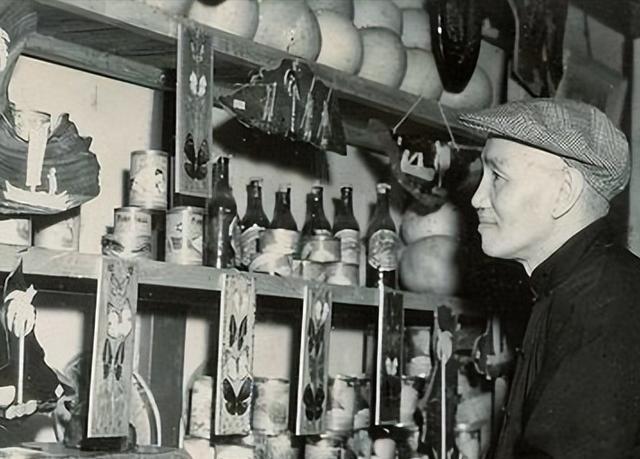 蒋介石去世时，宋美龄为了保全遗体完整，拒绝摘除内脏做永久防腐。这直接导致贴身副官