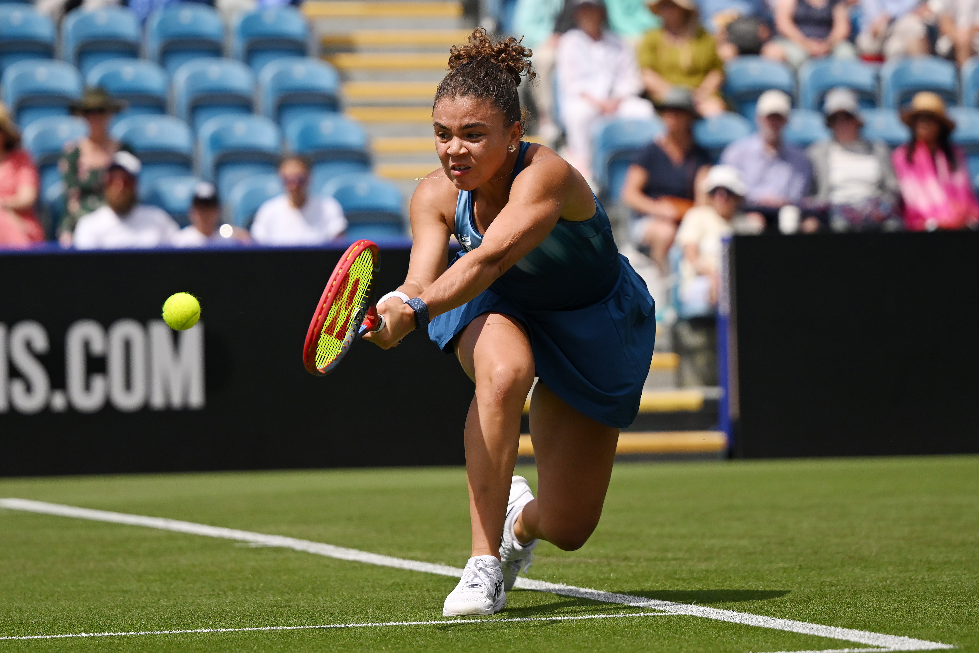 头号种子出局！WTA250伊斯特本站，玛利亚克服开场0-3落后，最终以6-46