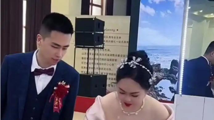 新娘穿深V礼服吃席不慎走光,新郎尴尬提醒:矜持点,别人在看你