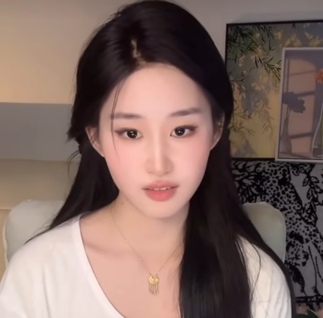 刘一菲承认蹭刘亦菲流量和刘亦菲长得确实有点像，不会还是能一眼看出来不是本尊，隔