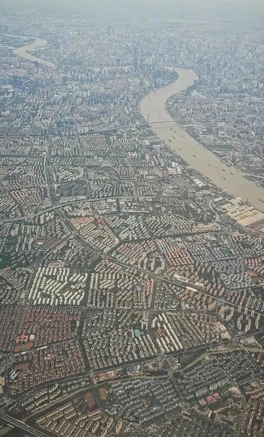 别说浦东真的像个大农村似的但这一点也不影响人家这个大农村的GDp1万6千多亿，