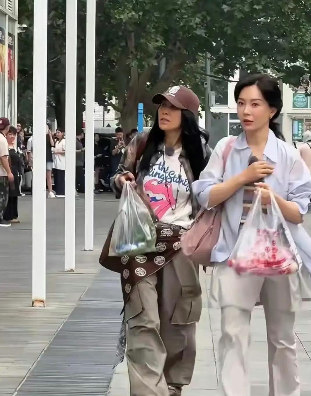 女人还是得看“脸”，穿啥没用……她俩不知道被偷拍了吧，笑死了原来女明星逛街