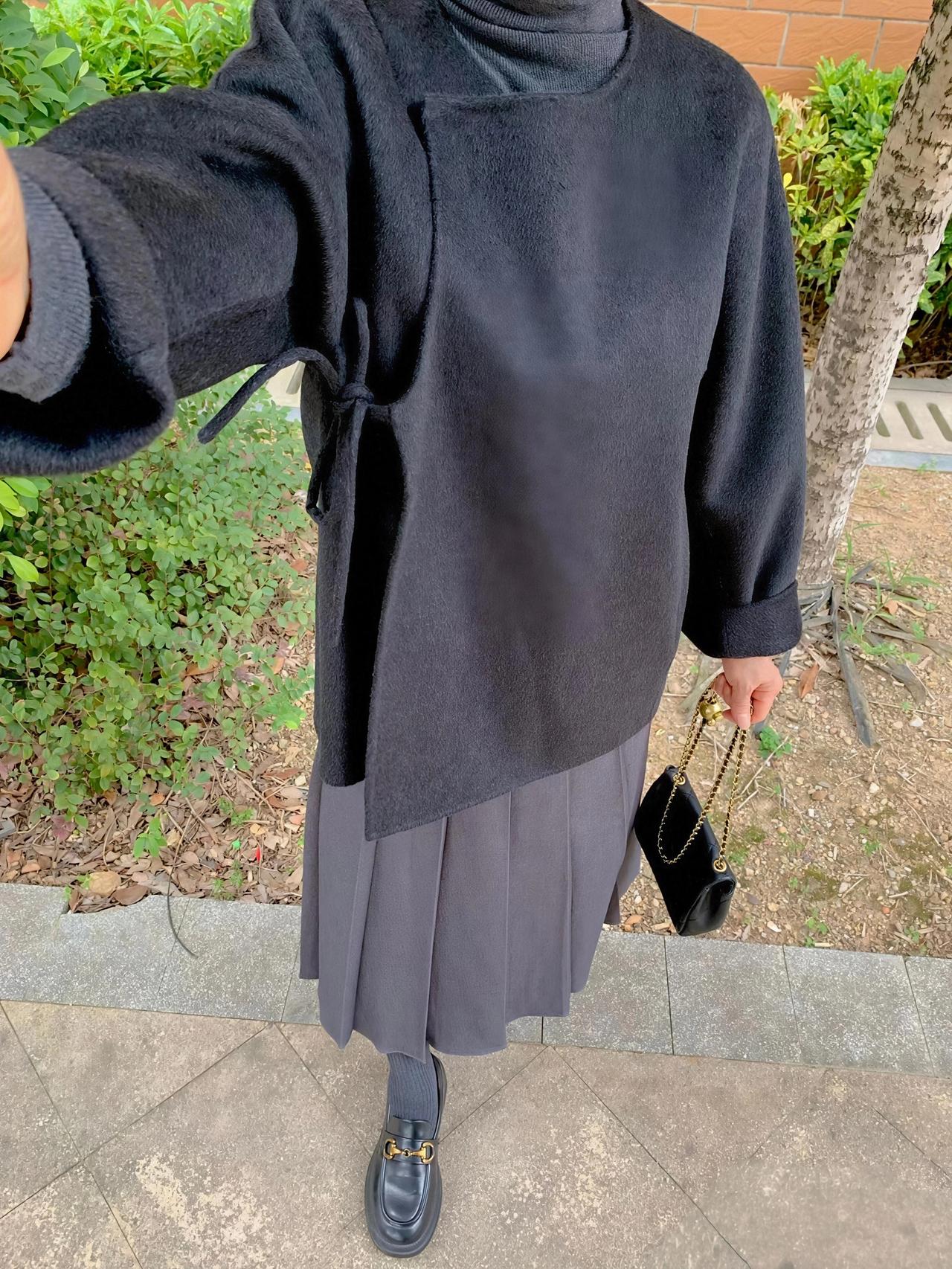 我衣柜里有一条灰色半身裙，上衣倒是随便配都行，可鞋子，我一直拿不定主意。