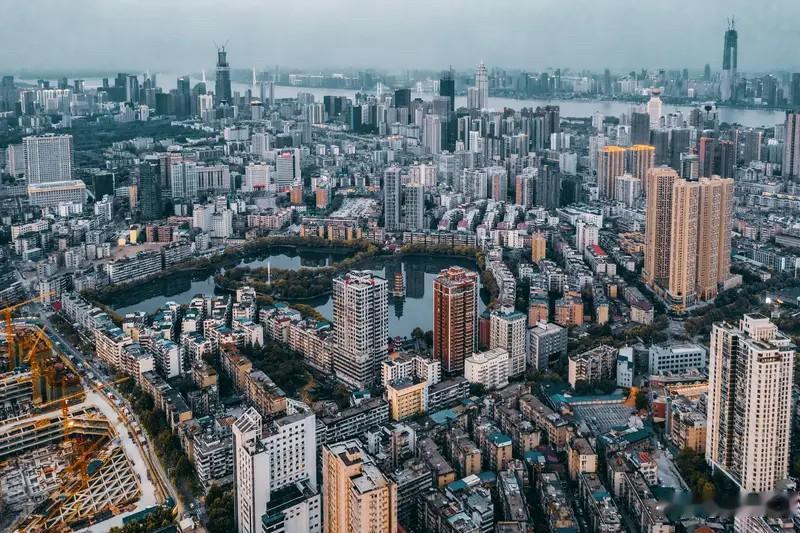 武汉楼市：经历了连续几年的深度调整，武汉楼市泡沫基本出清，已经迈入企稳阶段，