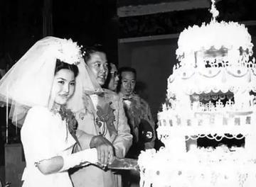 1983年，曾叛逃到台湾的飞行员王学成结婚了，在婚礼上，王学成笑得满脸灿烂，