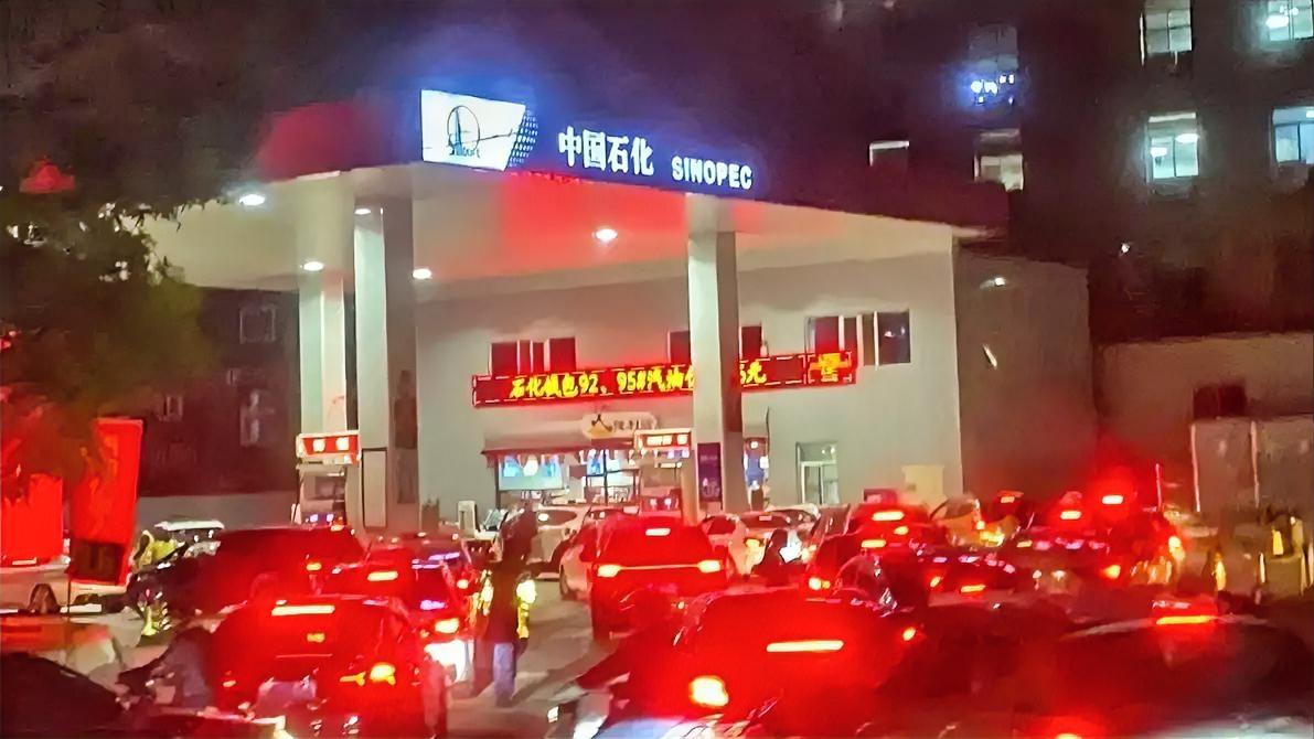 快去把油箱加满！！！就是今晚12点油价大涨，加油站到处都排起了长队，我是提前