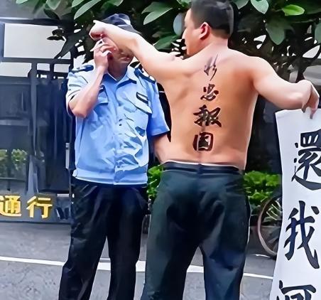 当年放火烧了日本“靖国神社”的中国人刘强,回国之后却被单位开除，还被妻子抛弃，