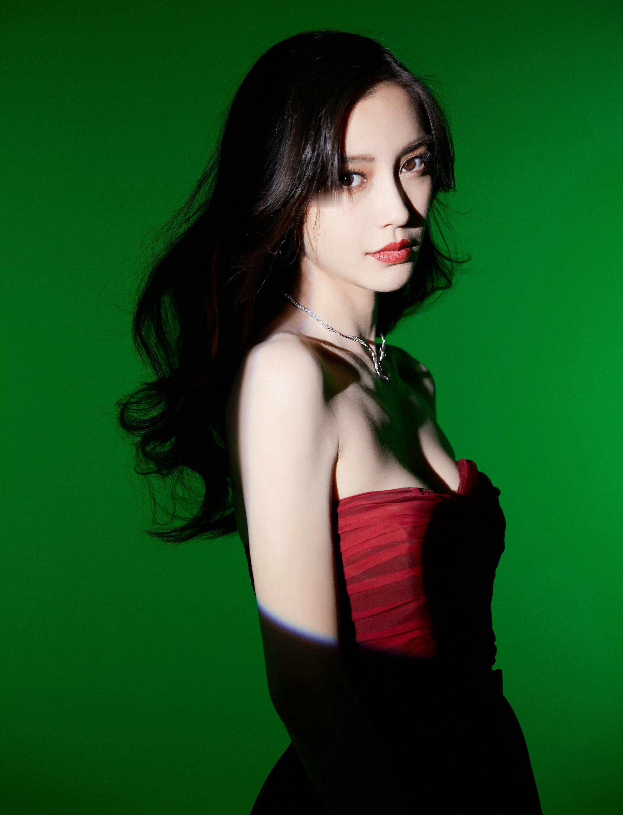 angelababy，卷发红裙子美腿妆造，清冷优雅姿态。杨颖angelababy
