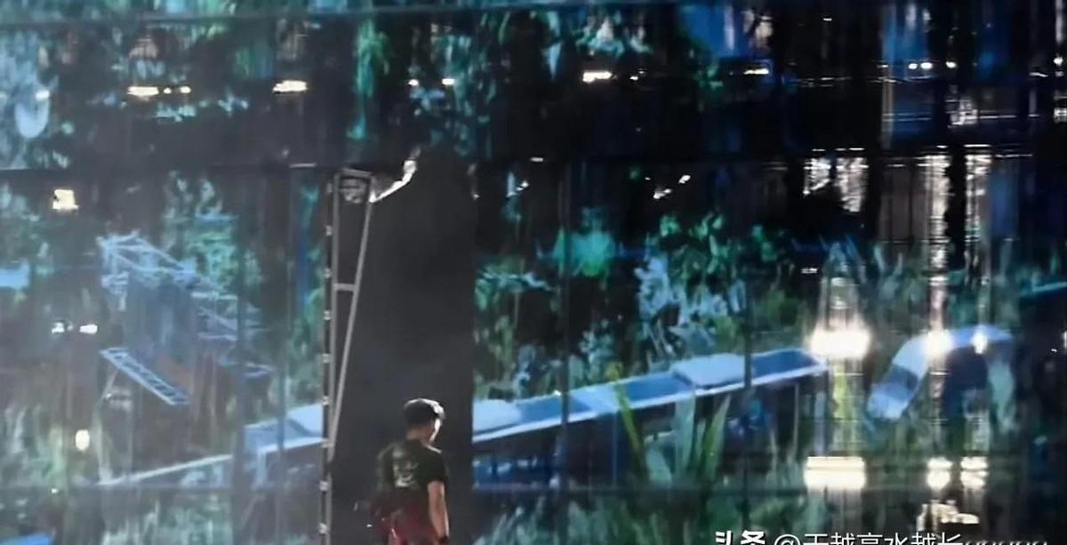 看完演唱会，有人说谢霆锋那个背影，宣告了一代人青春的落幕。说他43岁了，再也不