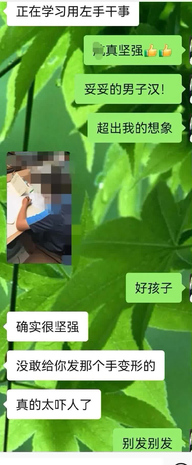同事的娃，四年级，球场玩，问了同学踢不踢球，同学没说话，他以为人家不踢，就过去想