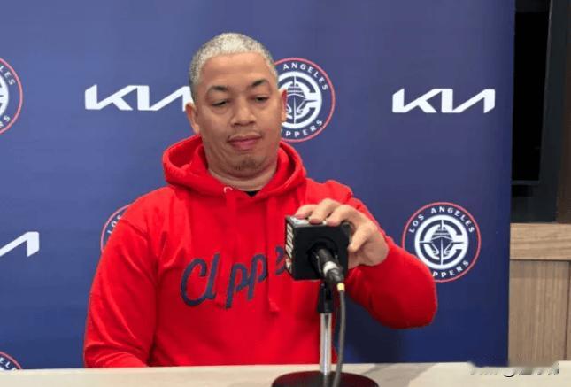 防不住！泰伦卢谈东契奇：“我们压根防不住卢卡，他一直在我们头上得分。”“