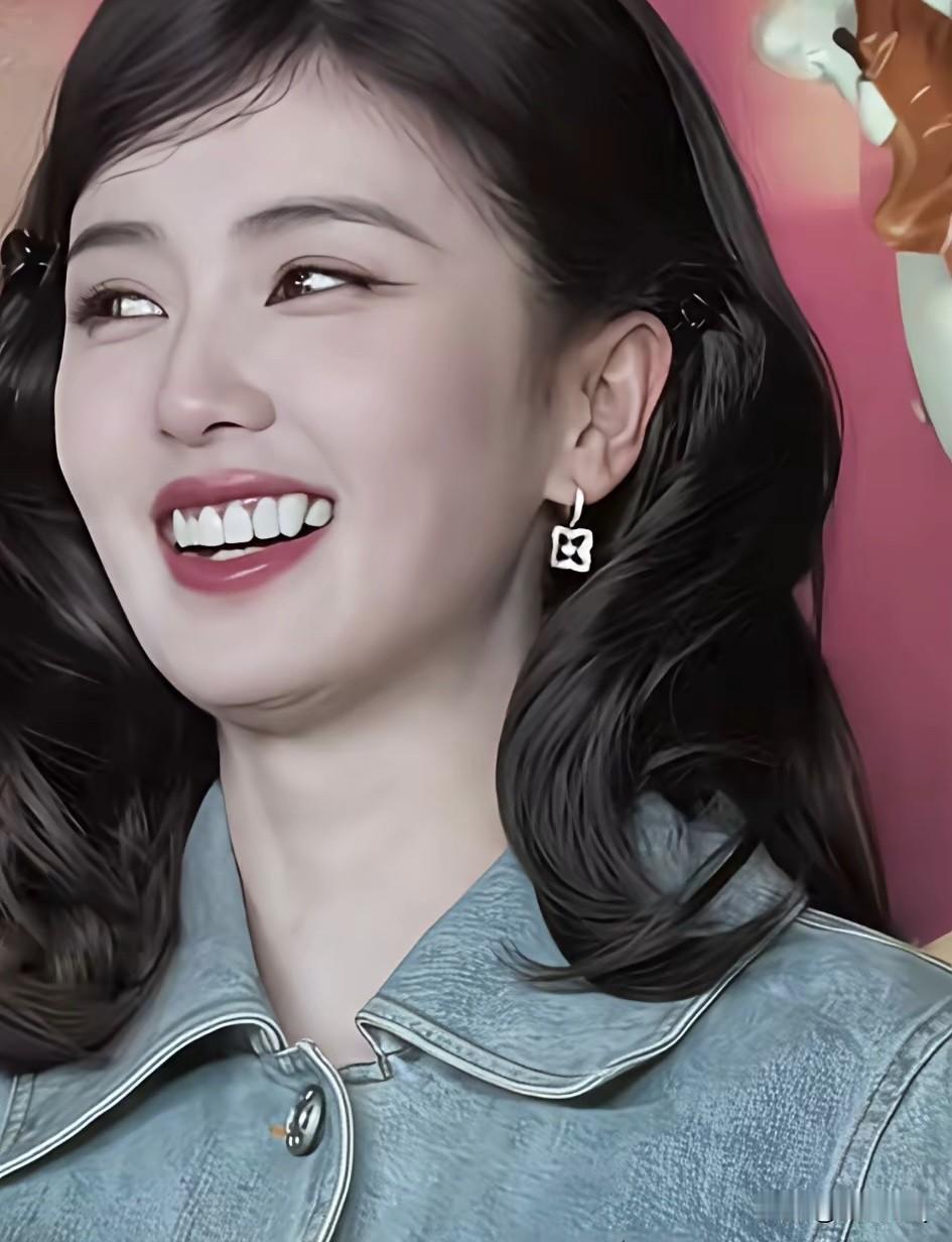 白鹿火了这么久都没有去整牙，很难得她有这份坚持，笑起来还是那个原汁原味的白鹿。