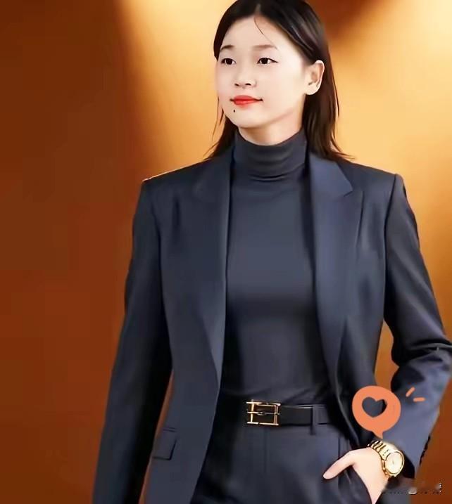 谁都没想到，全红婵一身灰色西装能掀起这么大波澜。今天饭局，一个在体育圈内的朋友