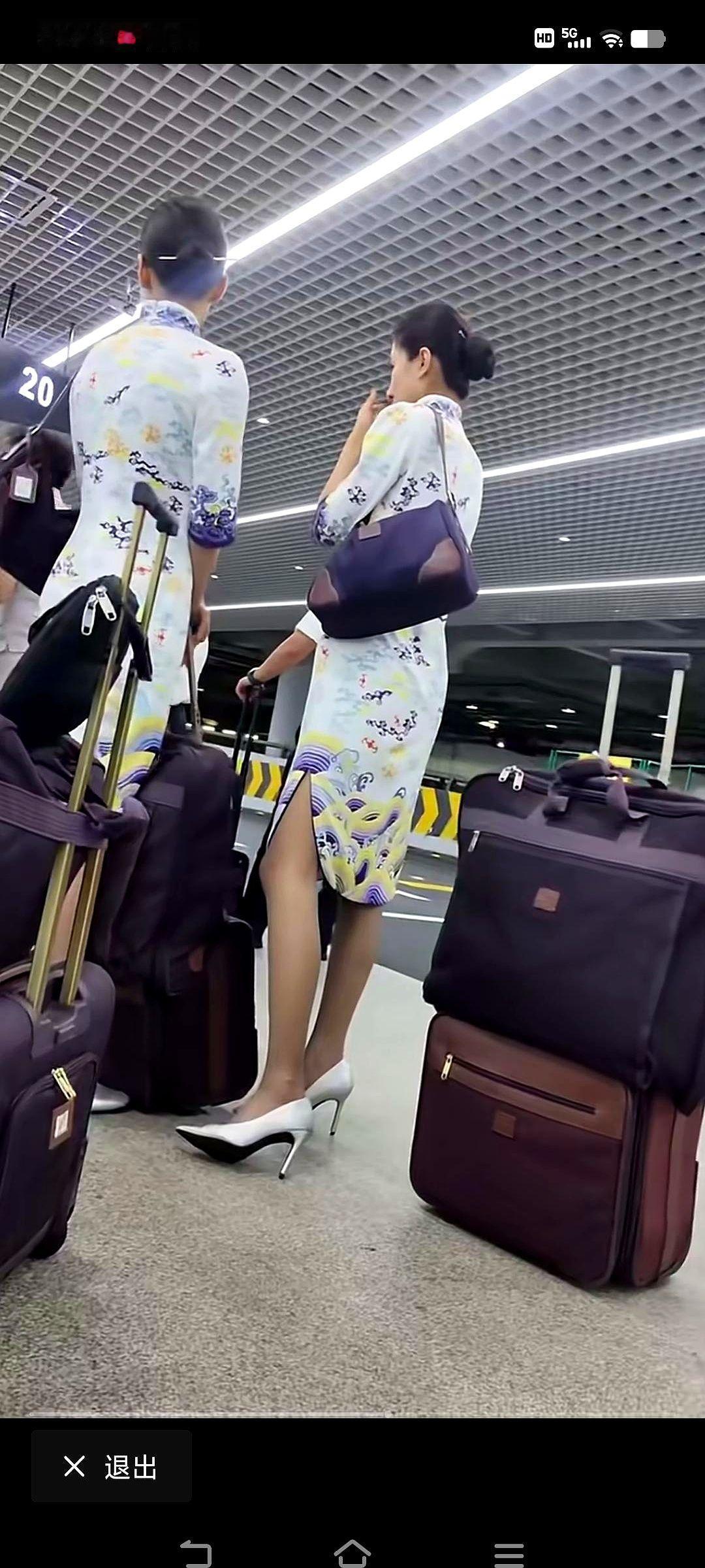 快门声一落，她脸上那道标准的微笑弧线，瞬间就塌了。前一秒，她还挺着笔直的腰，对