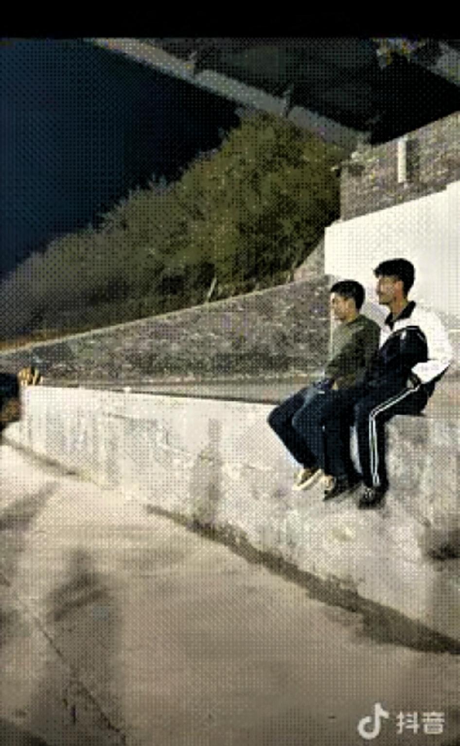 “没想到上人民日报了！”近日，云南，普洱七名高中男生下晚自习，准备回宿舍，经过操