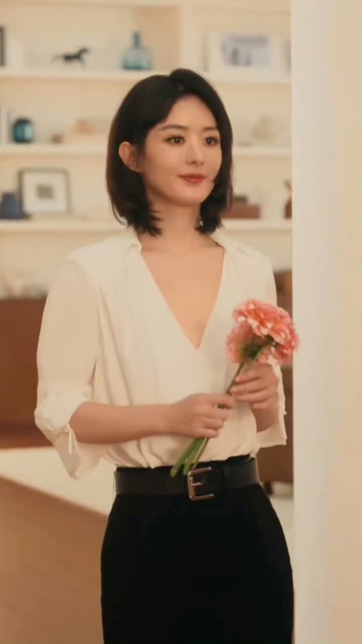 赵丽颖：我来预告一下丽粉：啊啊啊姐姐在陶冶情操期待优雅形象大使赵丽颖演绎LO