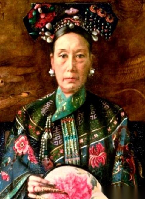 慈禧洗完澡，屋里就只剩李莲英一个。门外的小宫女们大气不敢出，只听见里头时不时传