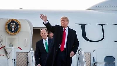 特朗普：基辅最好尽快坐到谈判桌旁2月16日，特朗普在“空军一号”专机上接受