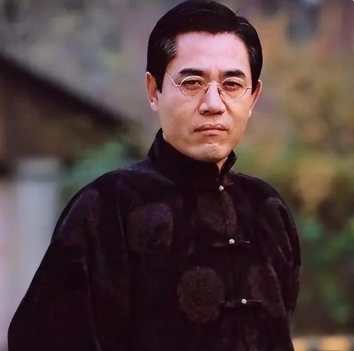 主持人曾问陈宝国：“你拍戏那么赚钱，能不能借我点钱花？”陈宝国一句话让全场震惊：