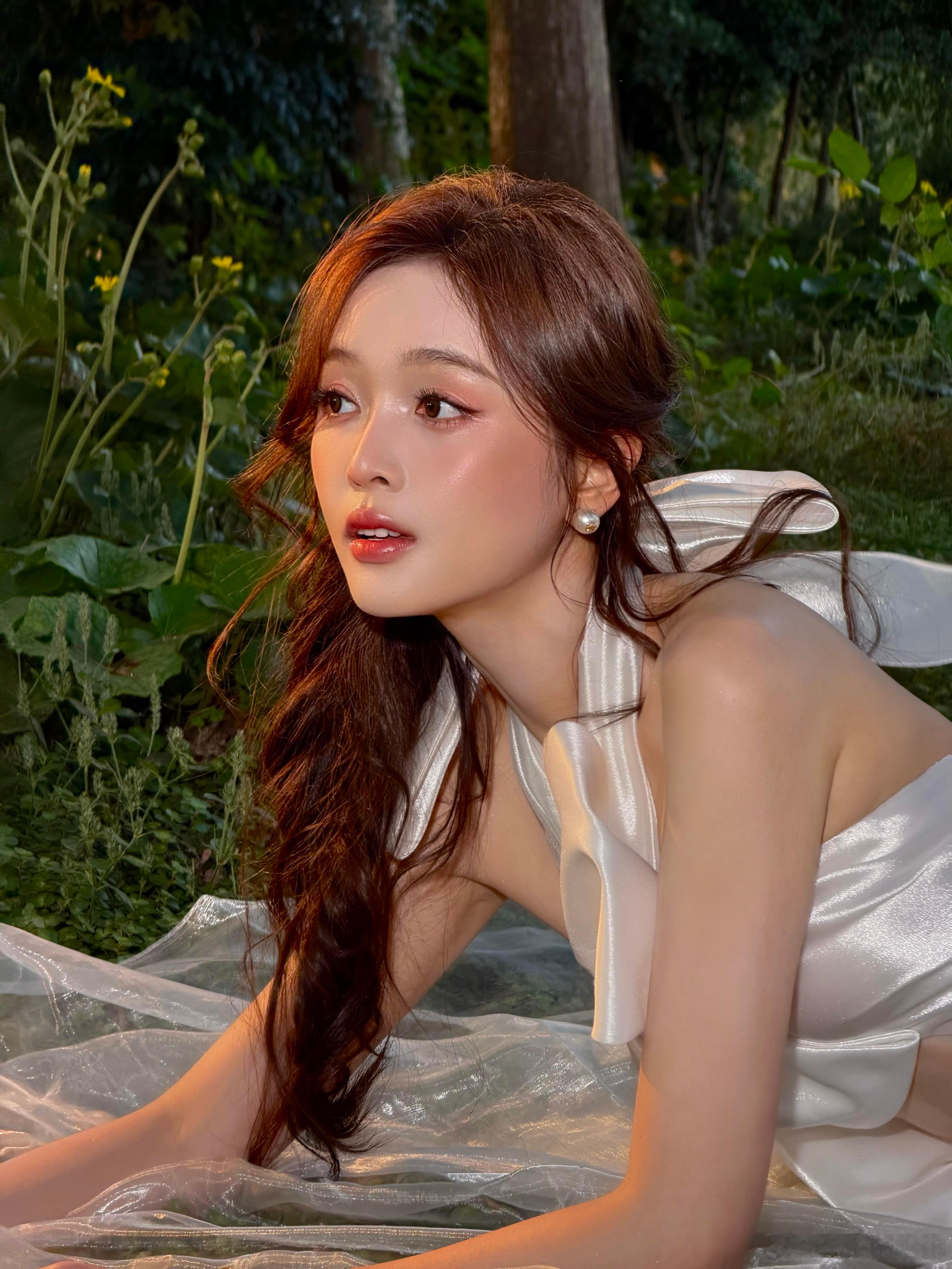 吴宣仪是把“森林里的月光少女”演活了吧🌙棕卷发垂在肩头，缎面裙衬得皮肤像裹了层