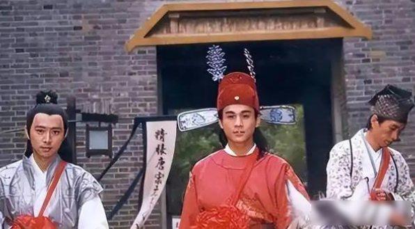 清朝一位进士考中进士后即将当官，结果家中连续8位长辈去世，守孝丁忧24年，从此再