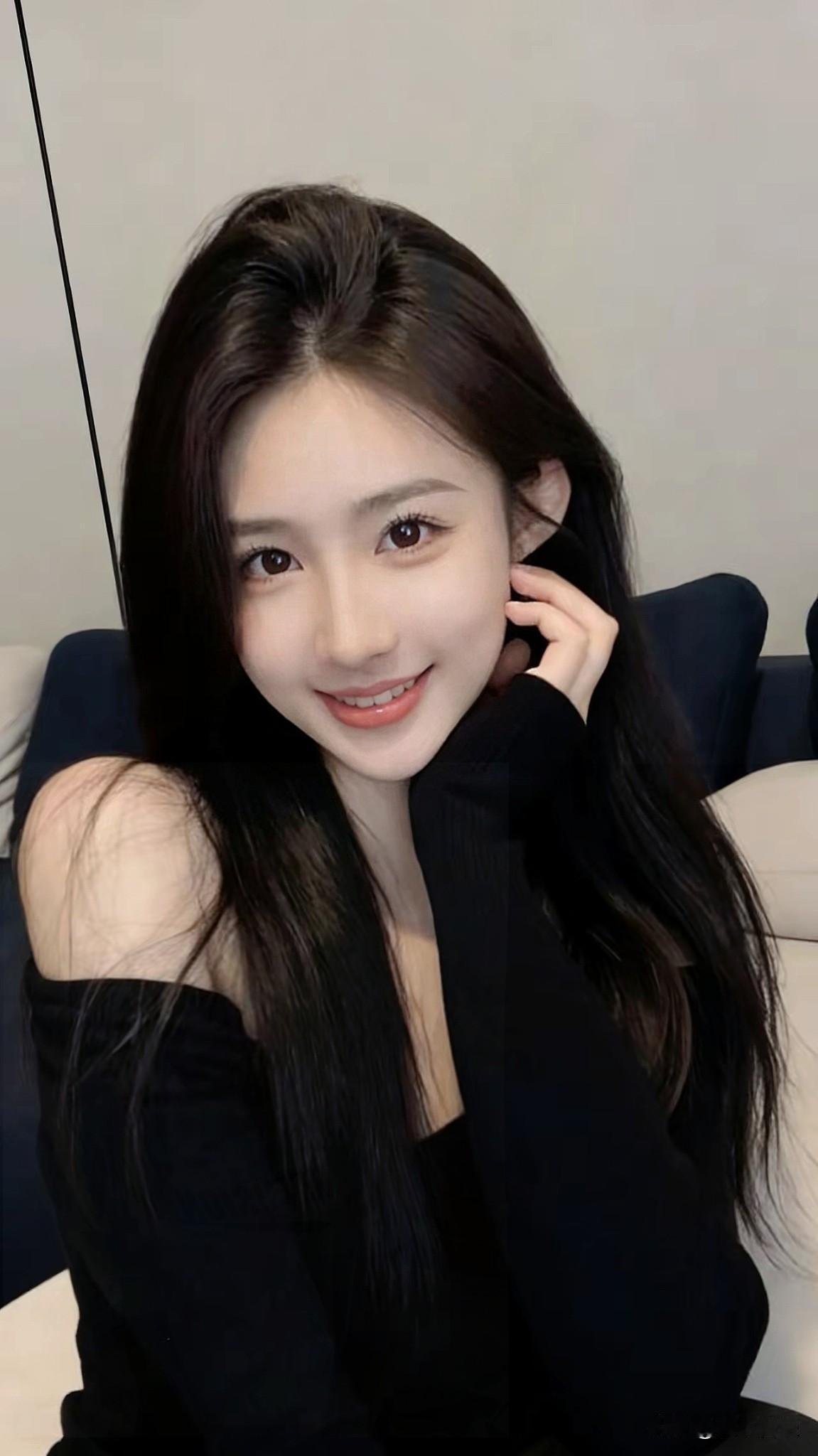 黑发红唇自带风情，温柔甜笑超迷人，优雅气质扑面而来～分享阳光下随手拍的照片分享