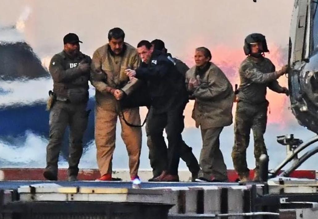 美国彻底懵了！强行抓走委内瑞拉总统、专机直接押走，中国没动静；转头轰炸伊朗、炸得