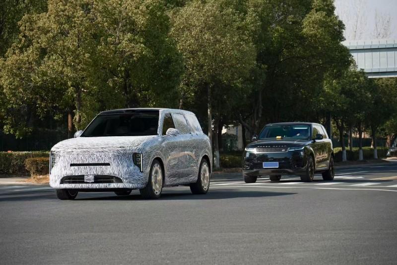 30万级SUV市场要变天了！随着智己LS8路试实车曝光，它与路虎揽运同框的画面相