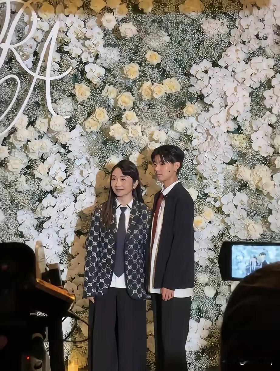 没搞错吧，这竟然是陶晶莹的女儿豆豆。这么中性的打扮，而且面容也很男性化，我还以为