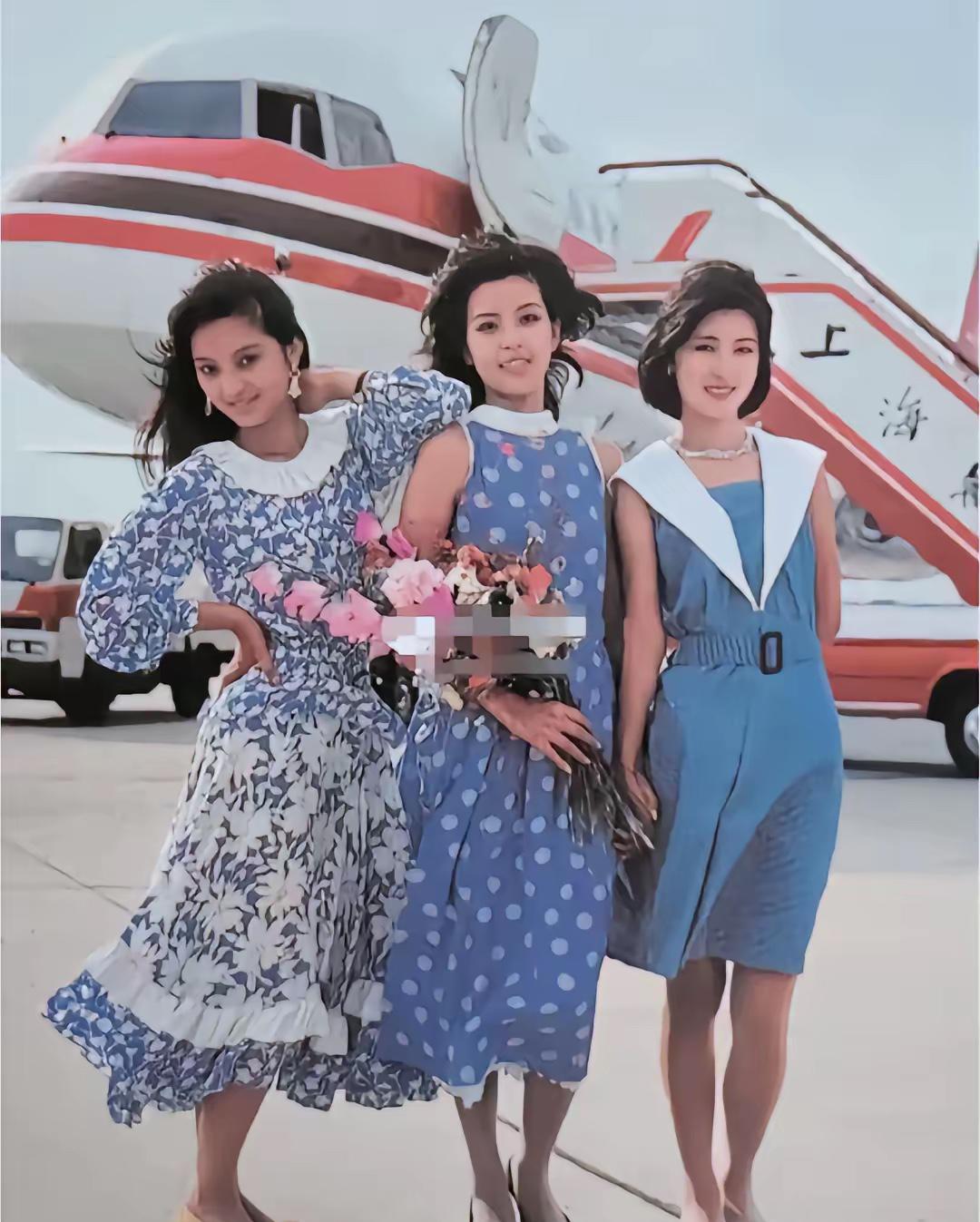 80年代，上海虹桥机场，三位美女在一起合影。如果你认识二位以上，一定是娱乐圈的风