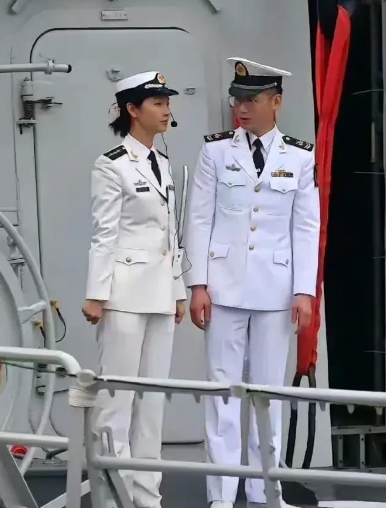 原来海军服装的白颜色并不相同！大家仔细看，虽然两名军官穿的服装都是白颜色，但
