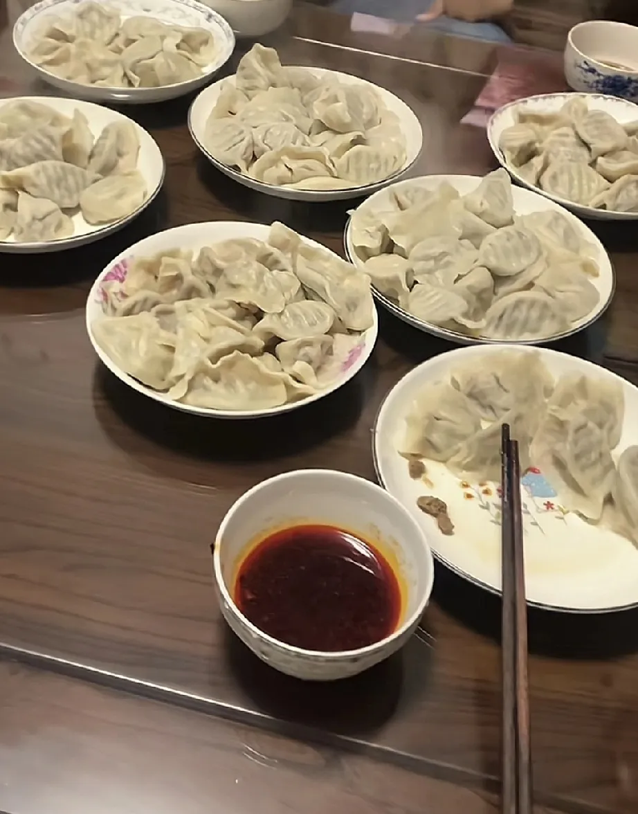 两个人简简单单一顿饺子蘸酱，北方都这么吃的吗