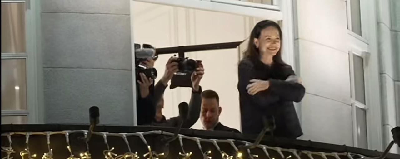 记得委内瑞拉以前有一个政治强人叫做查韦斯，这哥们做的最惊天动地的事情，就是整天和