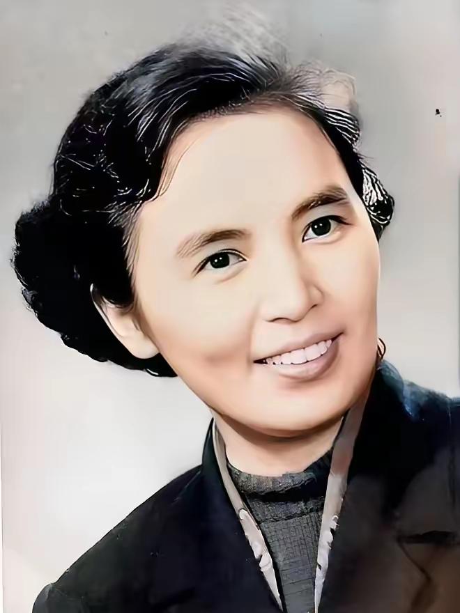 1940年，一个国民党女军官穿着旗袍，来到了新四军驻地，哨兵把她拦了下来，谁知女