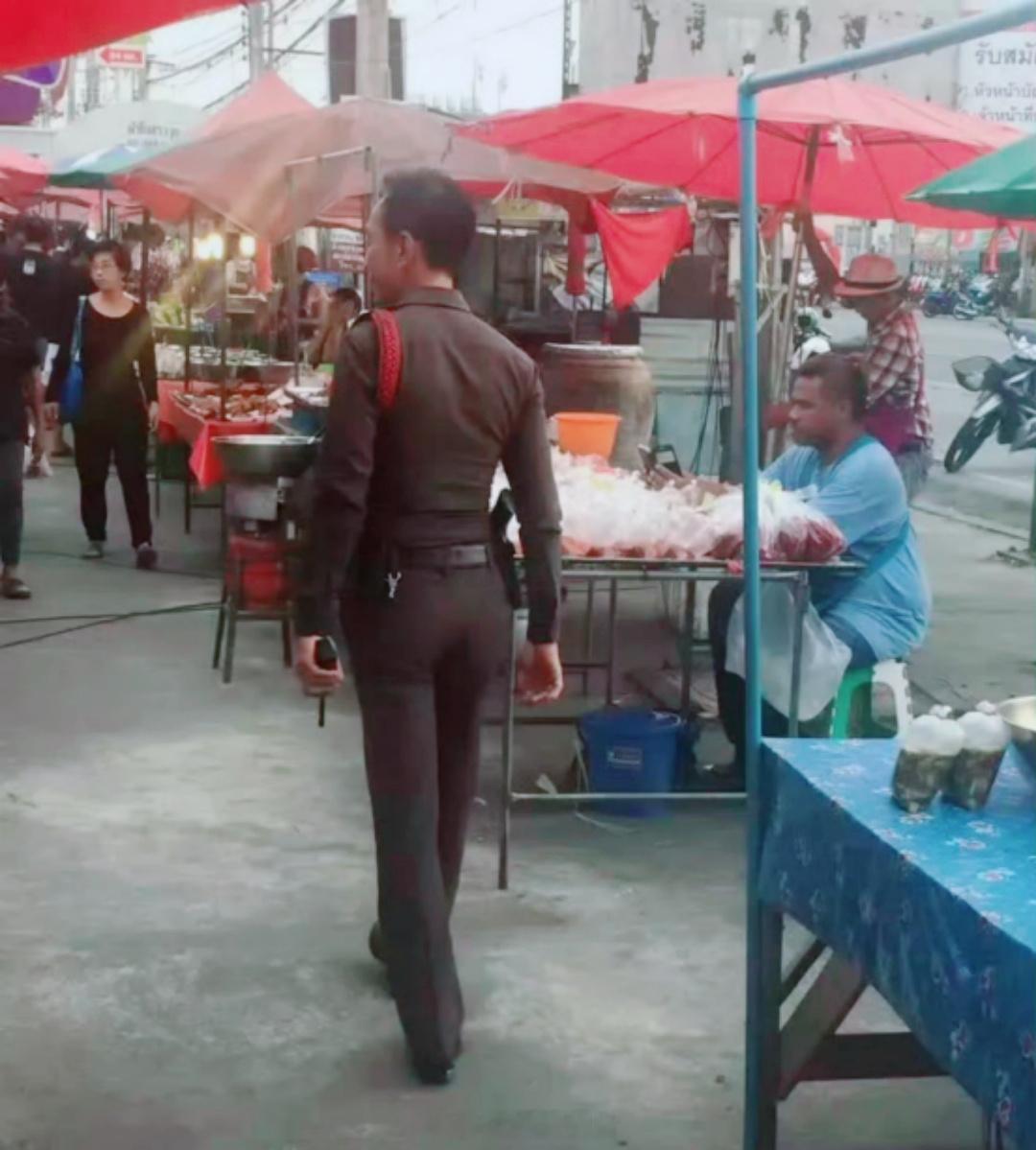泰国街头的警察，太松弛了。穿这么厚，警服勒这么紧不热吗？